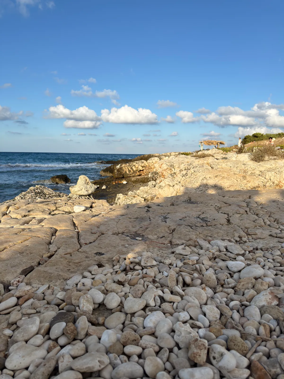 Scogliera bassa con ciottoli e mare