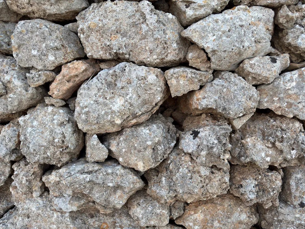 Pietre calcaree di un muretto a secco
