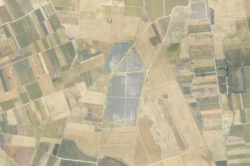 Un campo fotovoltaico in mezzo ai campi coltivati di Salice Salentino, visto dall’alto nell’ortofoto della Regione del 2015.